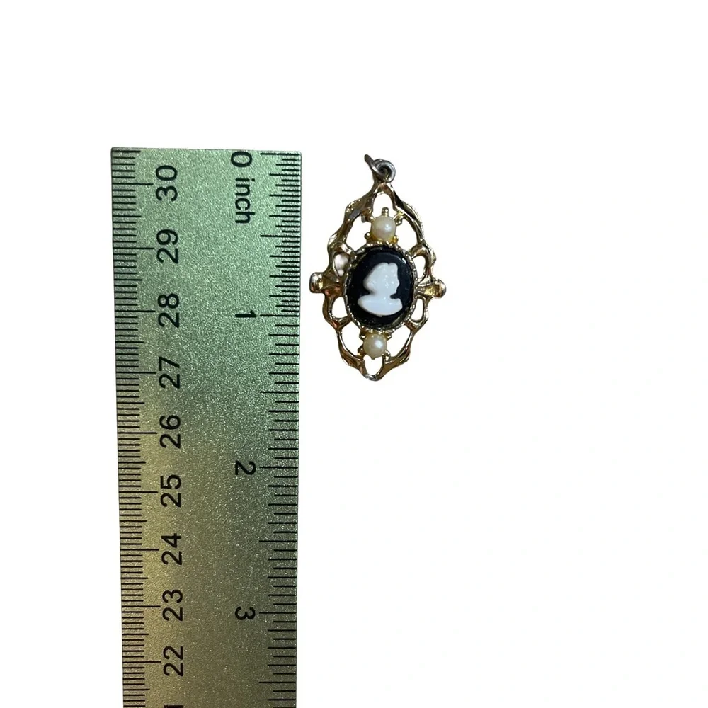 Pretty gold tone Vintage Cameo Pendant with faux pearl accents and filigree trim - Picture 4 of 4